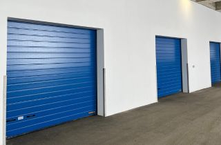 Lagerräume mit blauen Türen nebeneinander